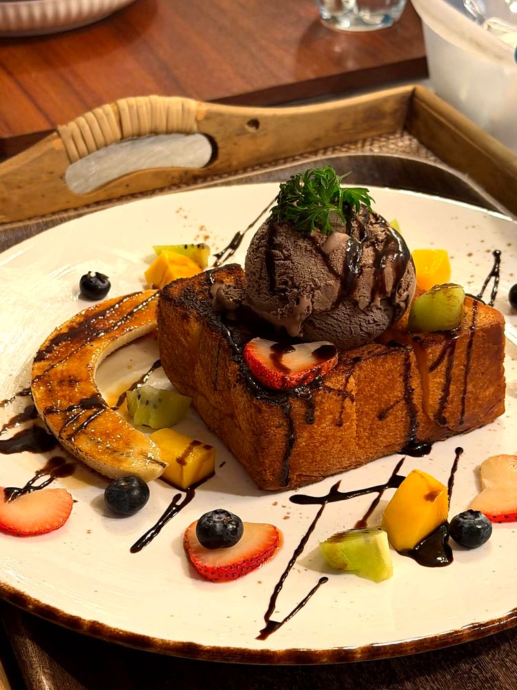 Toast dessert with ice cream and fruit